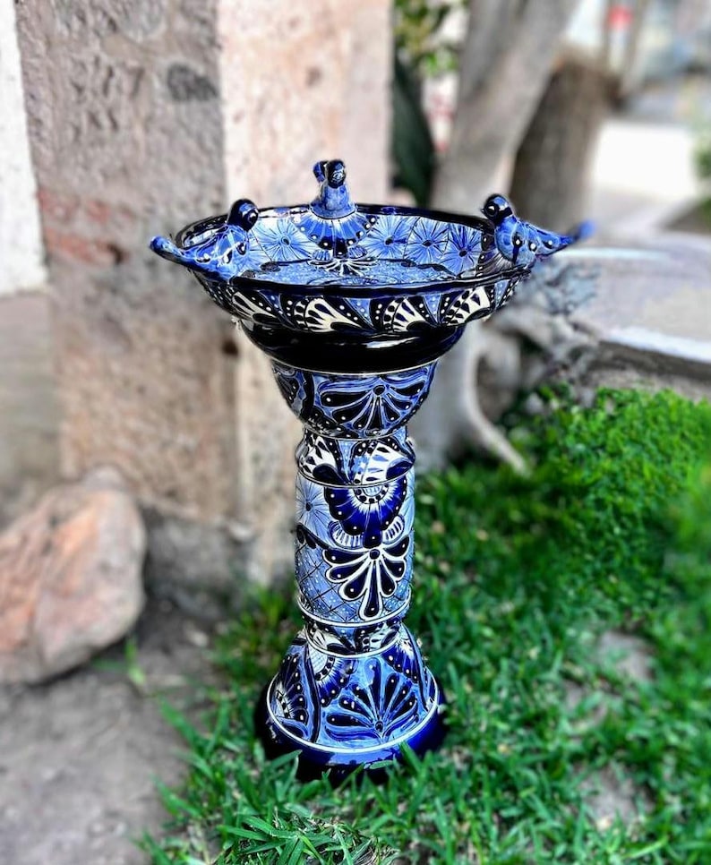 Hand-Painted Blue Ceramic Bird Bath Fountain – Elegant Garden Bird Feeder, Luxury Outdoor Decor, Artisan Home Garden Accent 28in imagem 3