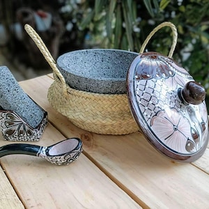 8-inch decoratieve vulkanische steen Molcajete met deksel - Talavera Design & accessoires inbegrepen met handgeweven mand