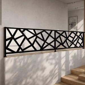 Puede incluir: Barandilla de metal negro con diseño geométrico. La barandilla está instalada en una pared blanca y sobre una escalera de madera. El diseño presenta líneas que se cruzan creando una estética moderna. La barandilla es un elemento decorativo.