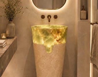 Beleuchtetes, grünes Onyx-Waschbecken auf Sockel mit beigefarbenem Marmorsockel, freistehendes Naturstein-Waschbecken