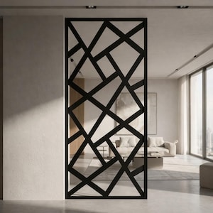 Puede incluir: Un separador de ambientes geométrico negro con un diseño moderno. El separador presenta una serie de líneas que se cruzan creando un patrón. El separador se coloca frente a una sala de estar con un sofá, una mesa de centro y grandes ventanas.