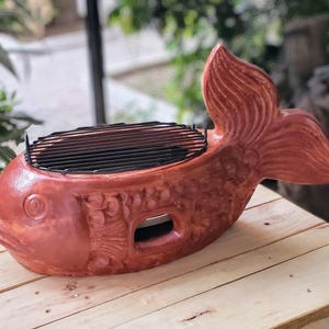 Terrakottafarbener, bullenförmiger Grillrost mit Blumendekor – 53 cm (21 Zoll) Buffet- und Bankett-Anafre, inklusive mexikanischem Tontopf und Eisengrill, Barbacoa