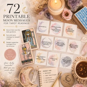 Könnte beinhalten: Ein Set aus 72 druckbaren Mond-Botschaftskarten für Tarot-Legungen mit verschiedenen inspirierenden Sprüchen, zusammen mit zwei Tarotkarten, einer mondförmigen Schale, einem Spiralnotizbuch, einem Stift, einer Kerze und Kristallen.