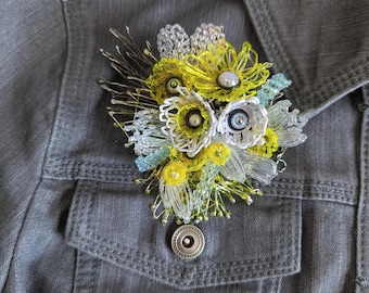 Broche tendance avec des fleurs 3D jaunes et blanches / Art à porter fait main