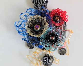 Collier pendentif Art - bleu rouge Couleurs vives floral / détails métalliques argentés