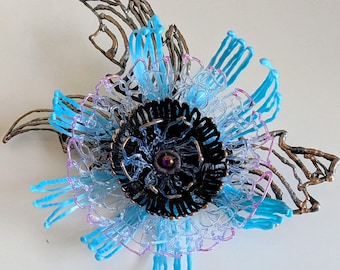Broche d'art - Fleur bleu noir pourpre - Accessoires originaux faits main / Pièce maîtresse