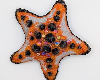 Grande broche d'art 3d dessinée à la main - étoile de mer aux pépites de chocolat - blanc orange fantaisie - bijoux tendance