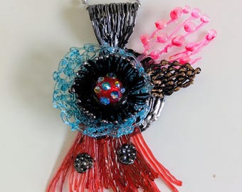 Collier pendentif Art - fleurs bleues / détails métalliques bronze argenté