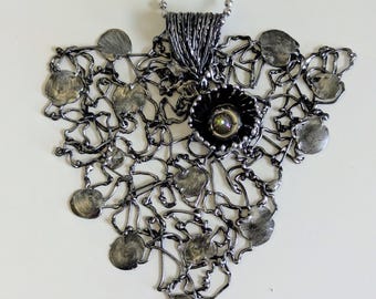 Collier pendentif Art - détails métalliques argentés / accessoires unisexes