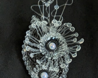 Broche d'art sculptural 3D - Fleurs en plastique dessinées à la main, bijoux tendance tendance