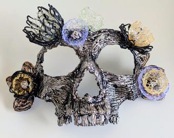 Broche en forme de tête de mort avec des fleurs fait main à porter en accessoire unisexe