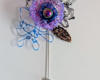 Épingle en forme de fleur - Bijoux artistiques artisanaux, accents métalliques, conception légère et durable