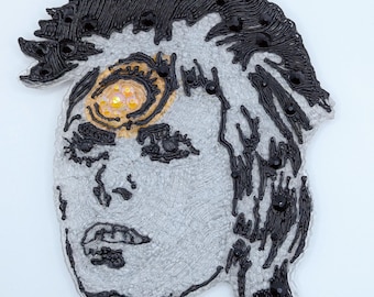 Broche escultórico de Bowie - Arte 3D de gran tamaño dibujado a mano - Icono de joyería distintiva
