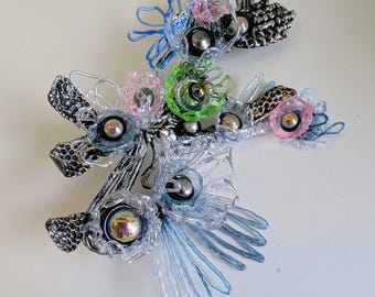 Broche artistique bleu argent rose vert floral stylo 3d sculpture fait main original dramatique