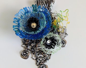 Collier pendentif Art - fleurs bleues / détails métalliques bronze argenté