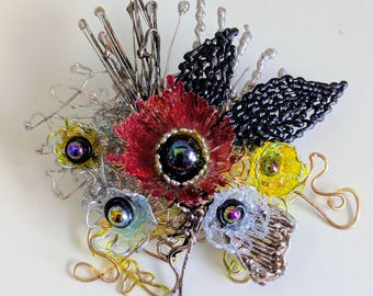 Broche tendance avec fleurs 3D rouges et noires / Art à porter fait main