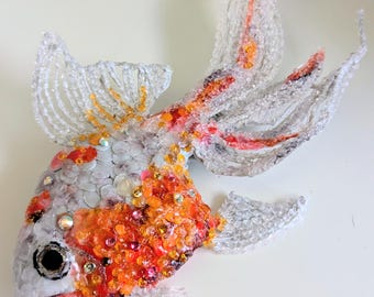 Grande broche d'art 3D dessinée à la main - poisson rouge - fantaisie blanc orange - bijoux tendance