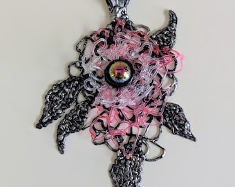 Collier avec pendentif sculptural 3D dessiné à la main - Détails floraux et métalliques argentés / Accessoires unisexes