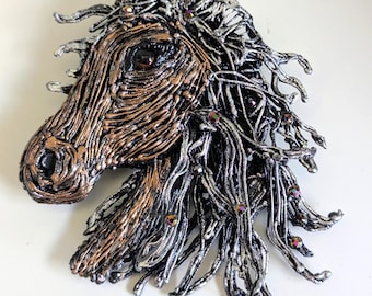 Broche d'art 3d dessinée à la main - tête de cheval - détails en bronze et argent - bijoux tendance