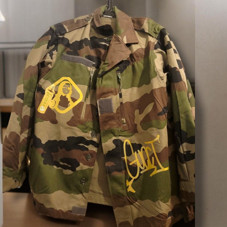 Veste militaire customisée tendance et unique. image 2