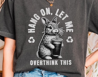 Overthinking Rabbit Comfort Colors T-Shirt: Sarkastisches Grafik-T-Shirt