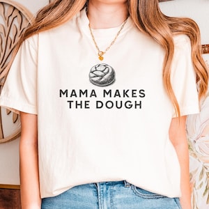 Camiseta &quot;Mamá hace la masa&quot; / Camiseta &quot;Comida para mamá&quot; / Camiseta de regalo para mamá / Regalo de cumpleaños retro vintage / Camiseta con citas divertidas y colores cómodos
