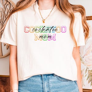 Cockatoo Mom T-shirt | Bird Lover Shirt | Cute Animal Tee | Cockatoo Gift Present | Retro Vintage Colorful Typography tshirt | Mama Adorable