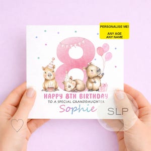 Puede incluir: Tarjeta de cumpleaños con un gran número 8 rosa y tres ilustraciones de carpinchos. El texto dice "Happy 8th Birthday to a special granddaughter Sophie". La tarjeta se sostiene con las manos sobre un fondo rosa.