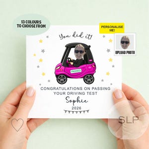 Peut inclure: Une carte de vœux carrée illustrant une voiture rose avec la photo d'une personne au volant. Le texte indique : You did it!, CONGRATULATIONS ON PASSING YOUR DRIVING TEST, Sophie, 2026, et PASSED sur la voiture. Des étoiles jaunes et grises.