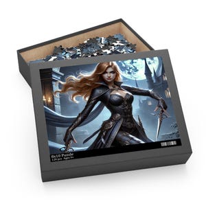 Peut inclure: Boîte de puzzle noire avec une illustration fantastique d'une femme en tenue noire tenant deux épées. La boîte est étiquetée "8x10 Puzzle" et "120 pcs Ages 9+". Des pièces de puzzle sont visibles à l'intérieur.