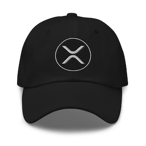 Gorra de béisbol con el token XRP de Ripple, el activo digital criptográfico más importante