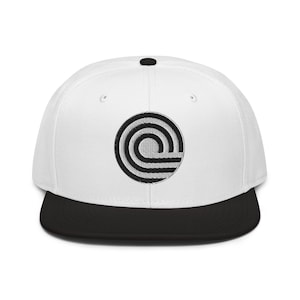 Gorra plana con visera ajustable con el token de finanzas de ONDO