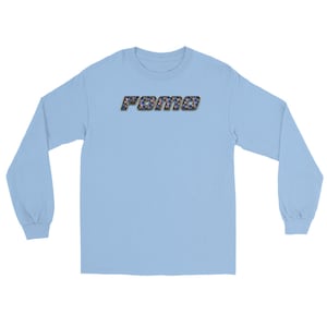 Puede incluir: Una camiseta de manga larga azul claro con la palabra "FOMO" impresa en negro y azul en la parte delantera.