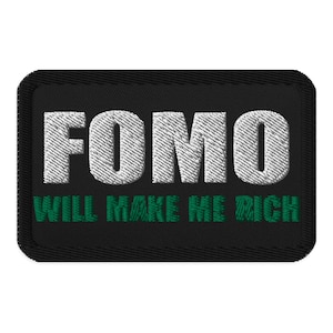Puede incluir: Parche bordado negro con texto blanco que dice "FOMO" y texto verde que dice "WILL MAKE ME RICH".