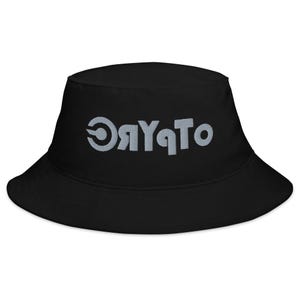 Grijze vissershoed met crypto-logo – geborduurde Bitcoin Ethereum Solana-hoed | Cotton Crypto-streetwear voor handelaren Web3-fans