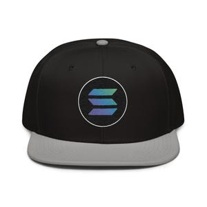 Gorra plana con visera plana y diseño de criptomoneda y activos digitales de Solana