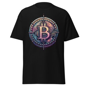 Puede incluir: Camiseta negra con una ilustración colorida y detallada de un símbolo de Bitcoin.