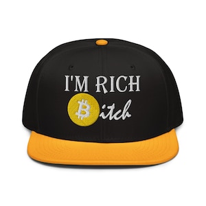 Gorra plana con visera bordada con el mensaje "I'm Rich with Bitcoin Bitch"
