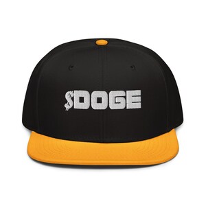 Gorra con visera plana con el símbolo de criptomoneda Dogecoin de DOGE
