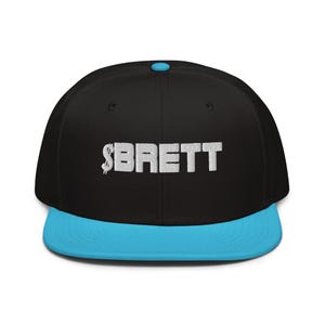 Gorra plana con visera plana y símbolo de criptomoneda de la moneda meme BRETT (basada en el símbolo)
