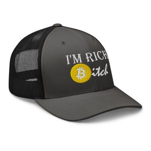 Gorra de camionero bordada con el logo de "I'm Rich with Bitcoin Bitch"