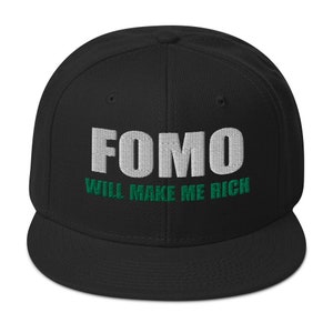 Puede incluir: Gorra de béisbol negra y verde bordada con el texto "FOMO WILL MAKE ME RICH".