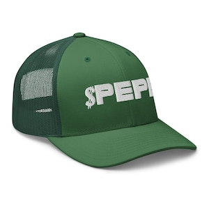 Gorra de camionero con cierre tipo snapback y diseño de moneda criptográfica con símbolo de meme de la rana PEPE