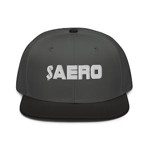 Gorra plana con visera plana y símbolo financiero de AERO Aerodrome