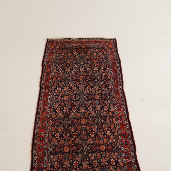 キッチンラグや廊下敷きに映えるランナーペルシャ絨毯 手織り 123×48cm ラグ アンティーク家具 マジック カーペット CPRS13461 13フィートのヴィンテージ手織りマライヤーランナーラグ：赤と青の