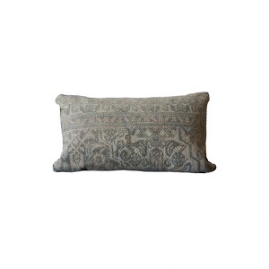 Puede incluir: Una almohada larga y rectangular con un diseño estampado en gris y beige. La almohada tiene un aspecto sutilmente descolorido, lo que le da un toque vintage.