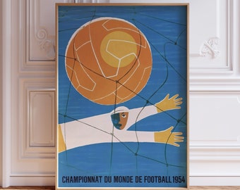 Könnte beinhalten: Ein Vintage-Poster für die FIFA Fussball-Weltmeisterschaft 1954 in der Schweiz. Das Poster zeigt eine stilisierte Illustration eines Fussballspielers, der taucht, um einen Ball in einem Netz zu fangen. Das Poster ist auf blauem Hintergrund mit weißen und orangefarbenen Akzenten. Der Text "Championnat du Monde de Football 1954" befindet sich am unteren Rand des Posters.