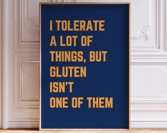 Può includere: Un poster blu con il testo "Tollerò molte cose, ma il glutine non è una di queste" in arancione.