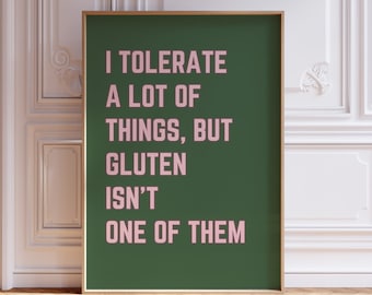 Può includere: Un poster verde con testo bianco che recita "Tollerò molte cose, ma il glutine non è una di queste". Il testo è rosa.