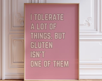 Può includere: Un poster rosa con il testo "Tollerò molte cose, ma il glutine non è una di queste" in un carattere marrone chiaro.